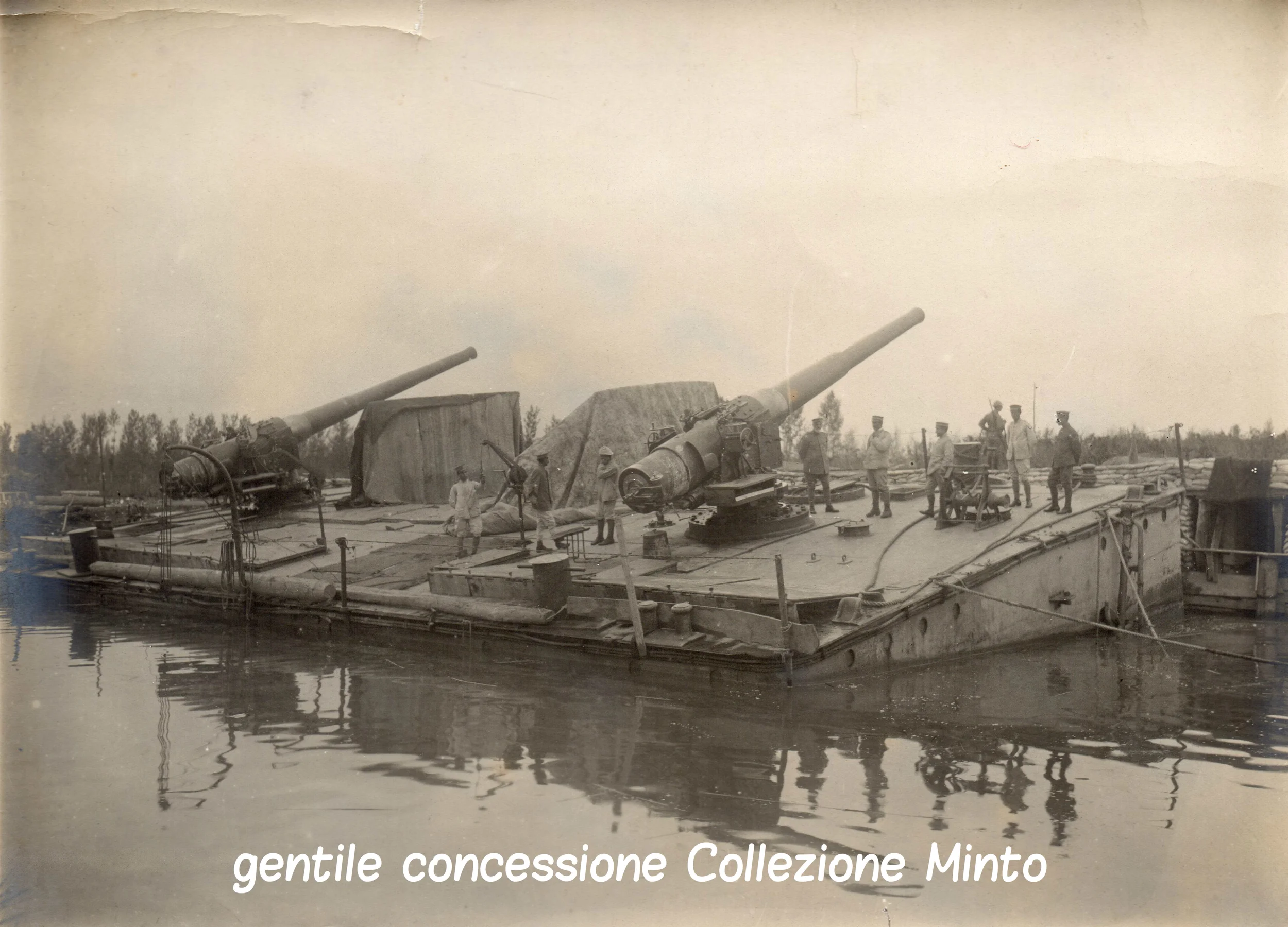 Pontone italiano attrezzato con batterie di pezzi navali schierato sul fronte del Piave