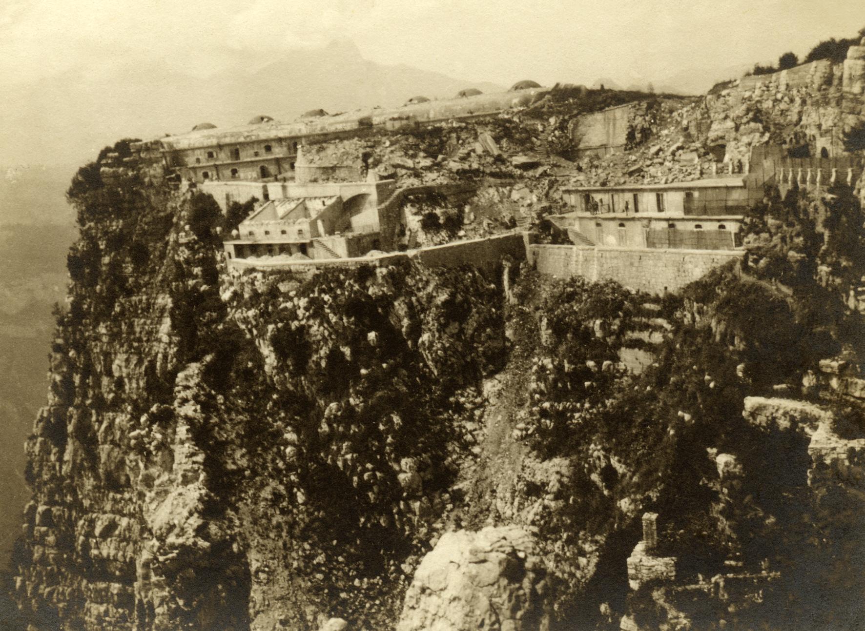 La punta italiana di Forte Corbin a picco sulla Val d'Astico