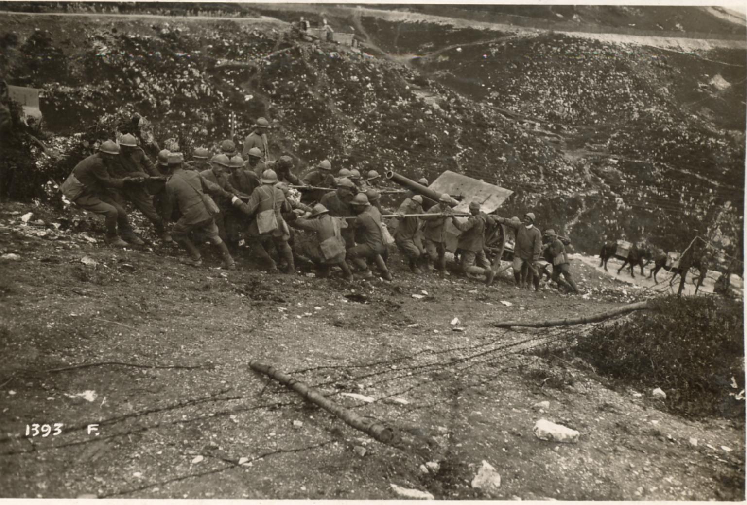 Pezzo di artiglieria italiano trascinato a forza di braccia nella zona del Monte Grappa