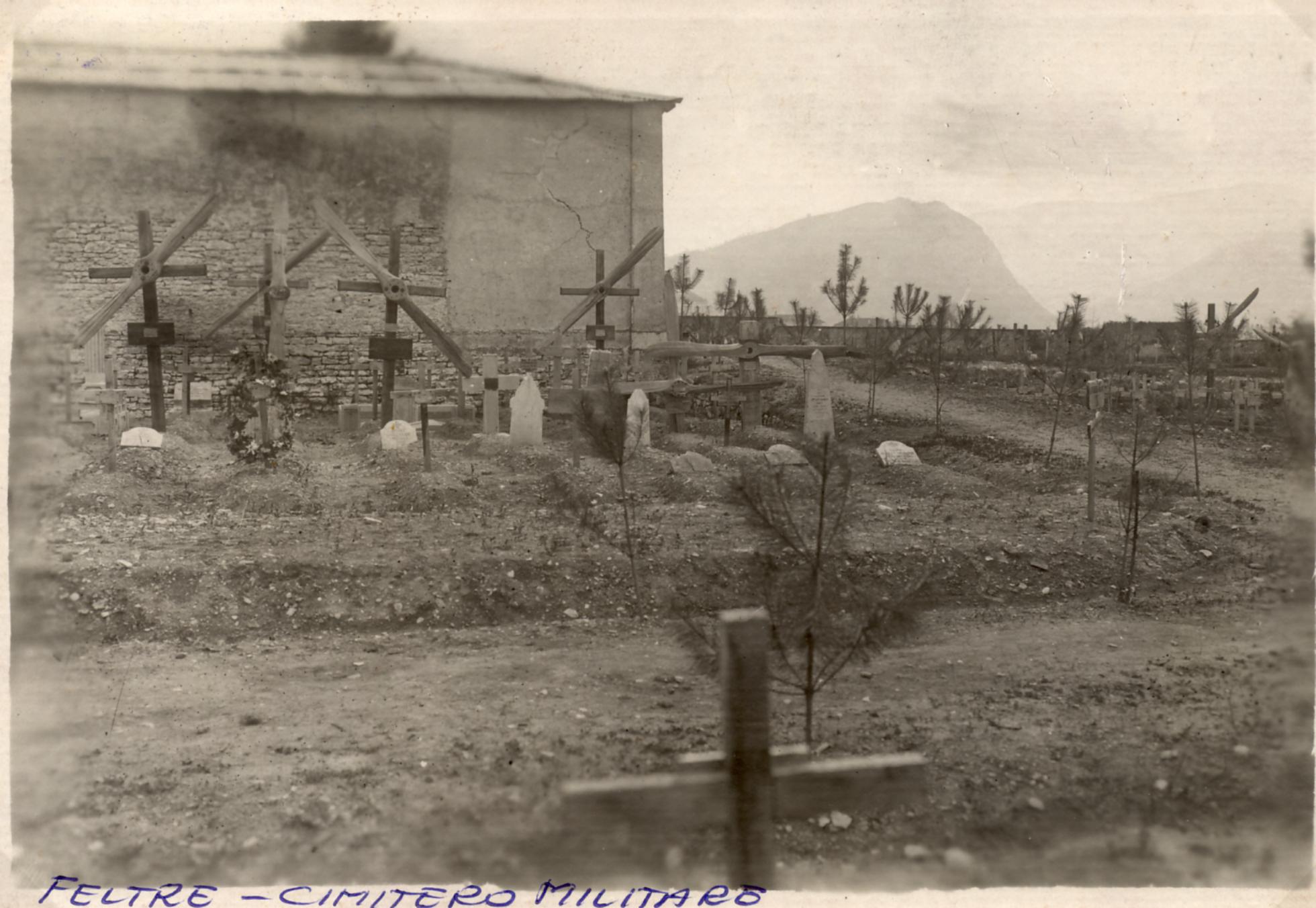 Il cimitero militare di Feltre con alcune tombe di aviatori contraddistinte dalle eliche dei loro velivoli
