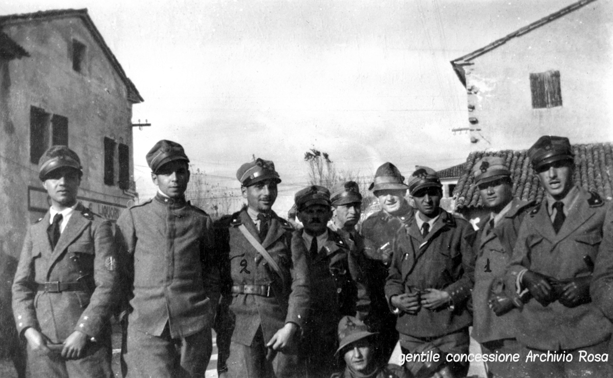 Ufficiali del ricostituito XVIII Reparto d'Assalto dopo gli scontri sul Pertica