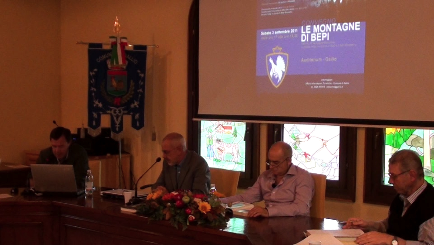 Sopra, primo da sinistra, l’amico Vittorio Corà, scomparso nell’estate del 2014 durante un’escursione nel “suo Altopiano” che tanto amava ma che ce lo strapperà per sempre. Il volume "L'Altopiano ritrovato" resterà purtroppo l'unico fatto insieme a lui.