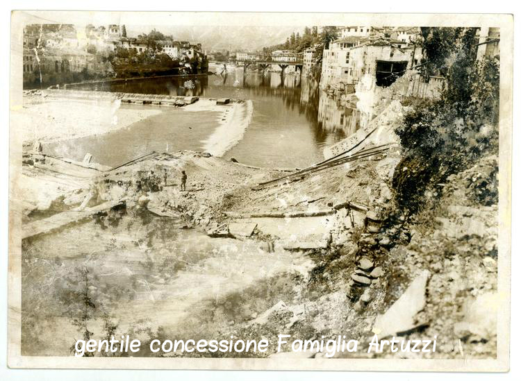 Bassano distrutta nel 1945: sullo sfondo: il Ponte degli Alpini