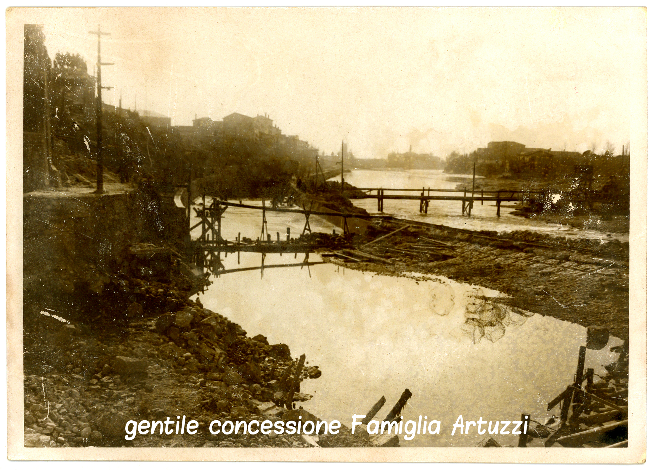 Bassano nel 1945 - la passerella sul brenta. sullo sfondo la zona di San Fortunato