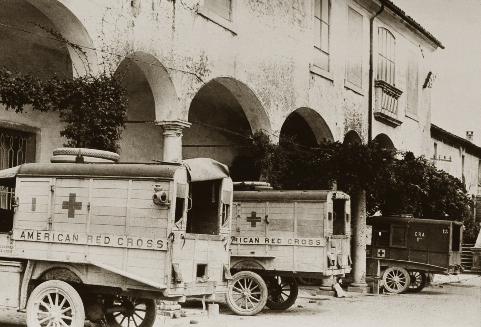 Ambulanze della ARC a Ca' Erizzo.JPG