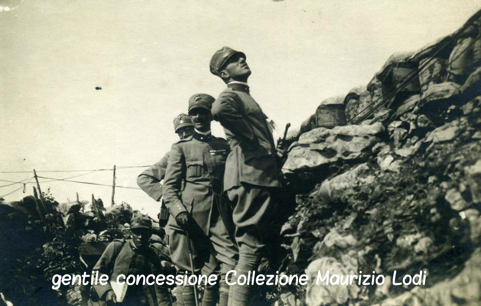 Francesco Baracca e il Principe Fulco Ruffo di Calabria osservano un'azione della nostra squadriglia aerea contro apparecchi austriaci