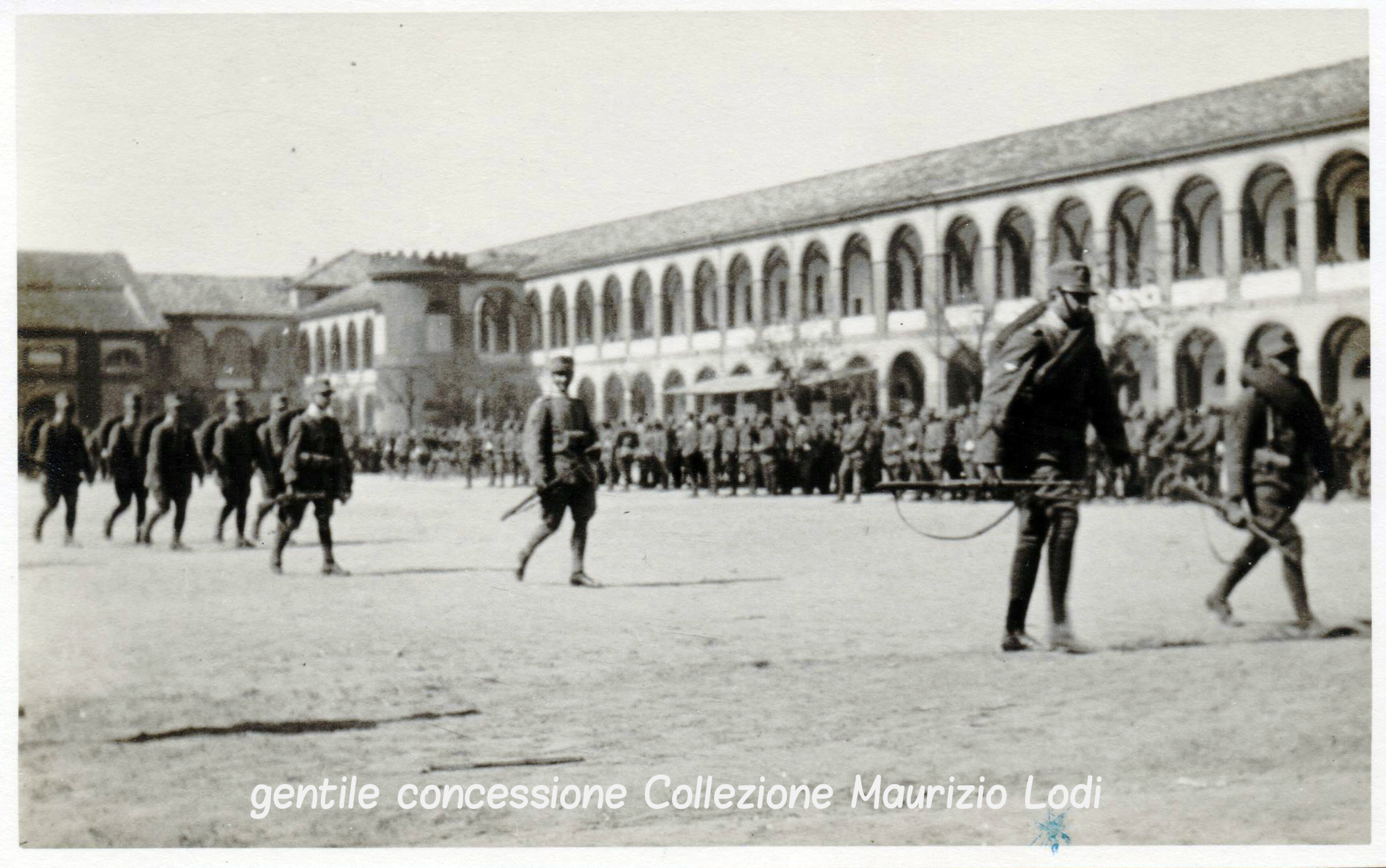 Sopra e a sinistra: rarissime foto del Conte di Salemi Umberto di Savoia presso la Caserma Guida Cavalleggeri di Voghera 1916; perì sul Grappa nel 1918 a seguito dell’epidemia di influenza spagnola
