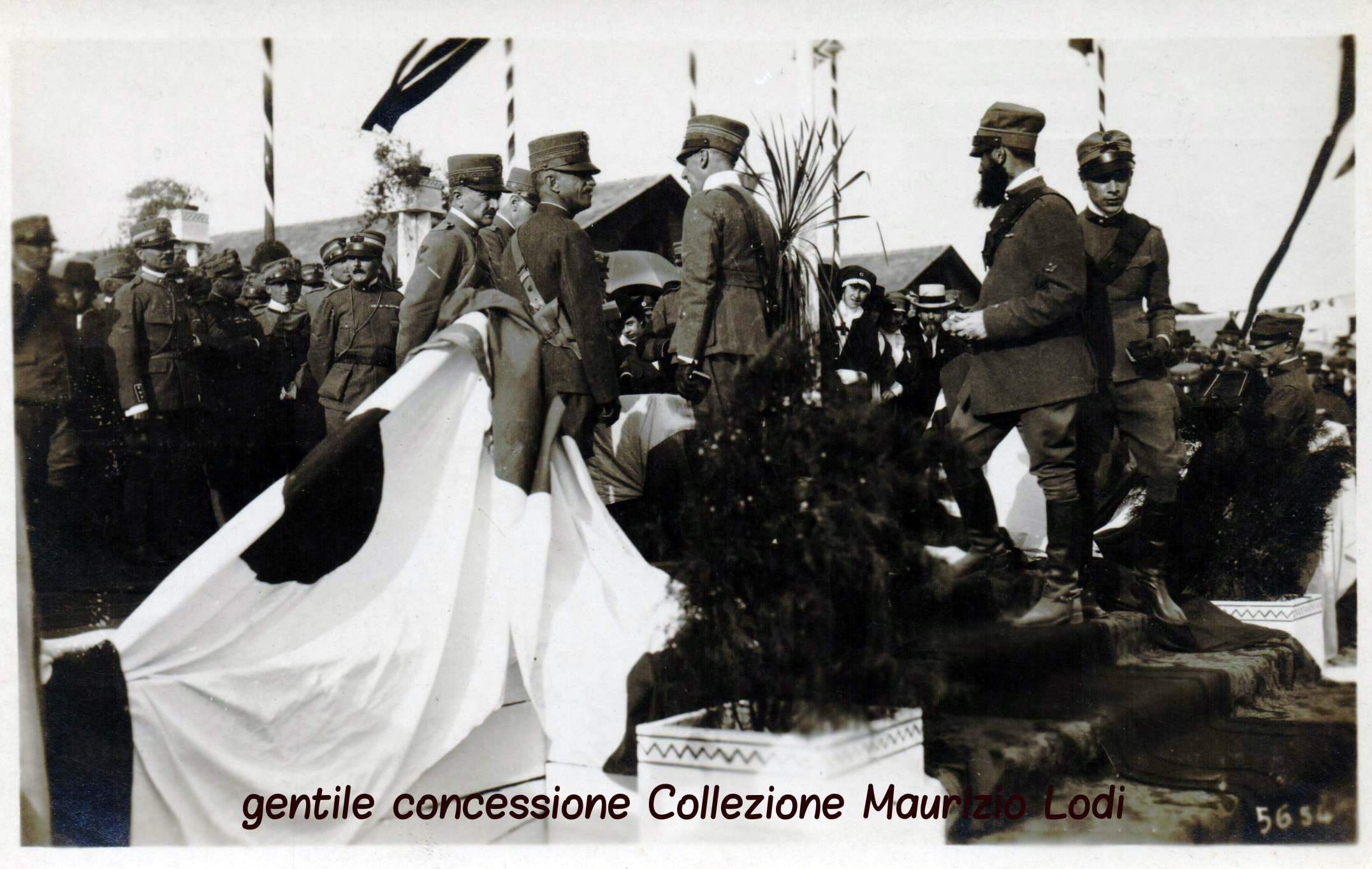 Il Re consegna le medaglie al valore a Gabriele D’Annunzio e ai suoi intrepidi della Squadriglia “Serenissima”