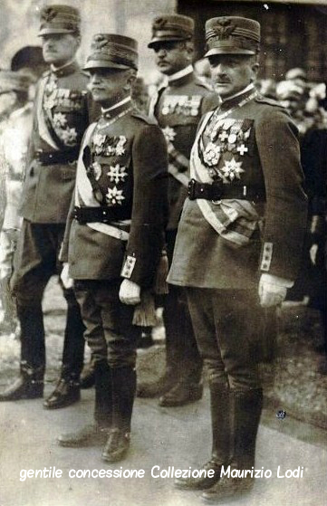 S.M. il Re, il Generale Diaz, il Generale Badoglio e il Generale Albrizzi attendo il feretro del Milite Ignoto al Vittoriano il 4 novembre 1921