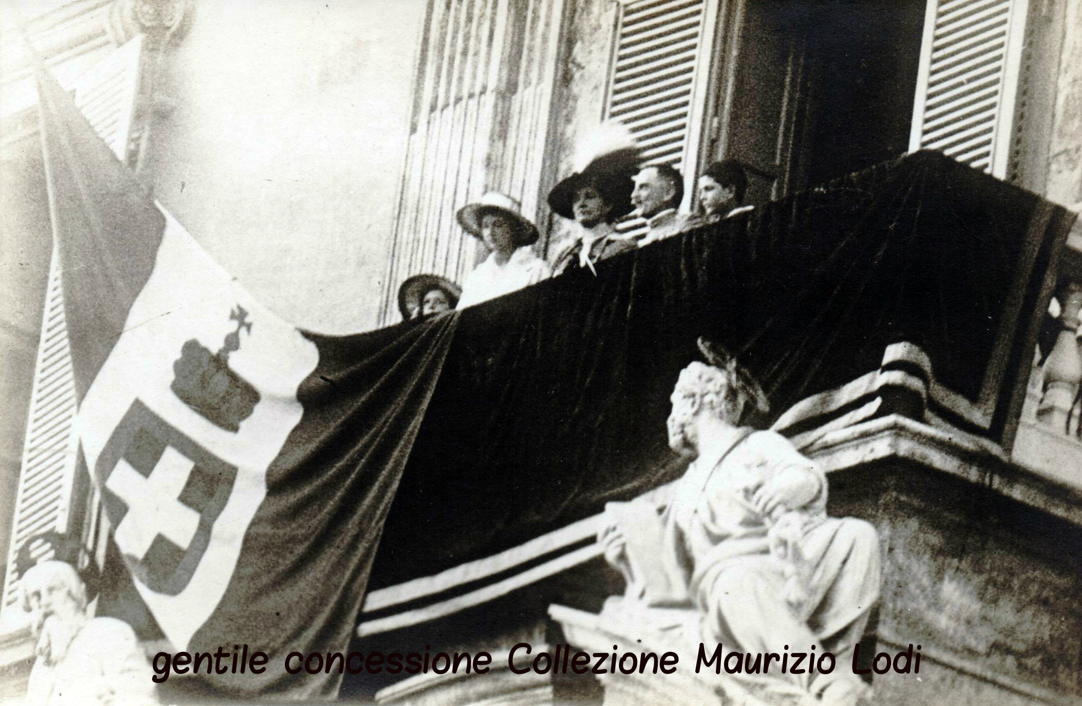 Saluto alla folla dal balcone del Quirinale della Famiglia Reale il 24 maggio 1915 giorno dell'entrata in guerra dell'Italia
