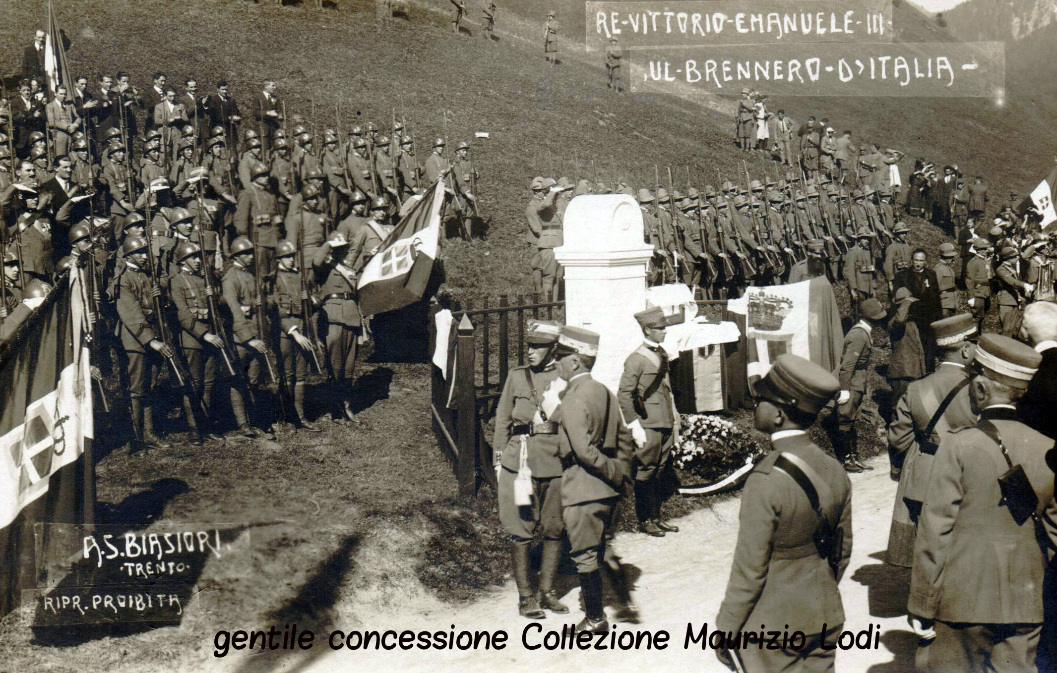 S.M. il Re sul fronte trentino - Brennero d'Italia - cerimonia per la posa del nuovo cippo confinario Italia-Austria
