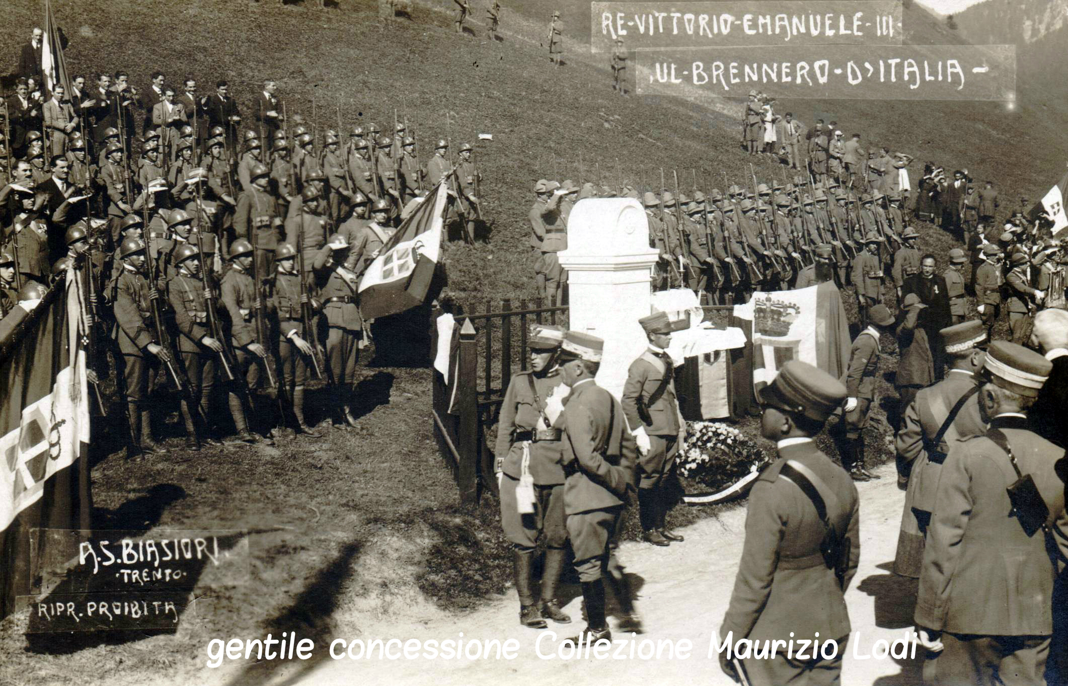 S.M. il Re alla posa del nuovo cippo confinario Italia-Austria il 12 ottobre del 1921