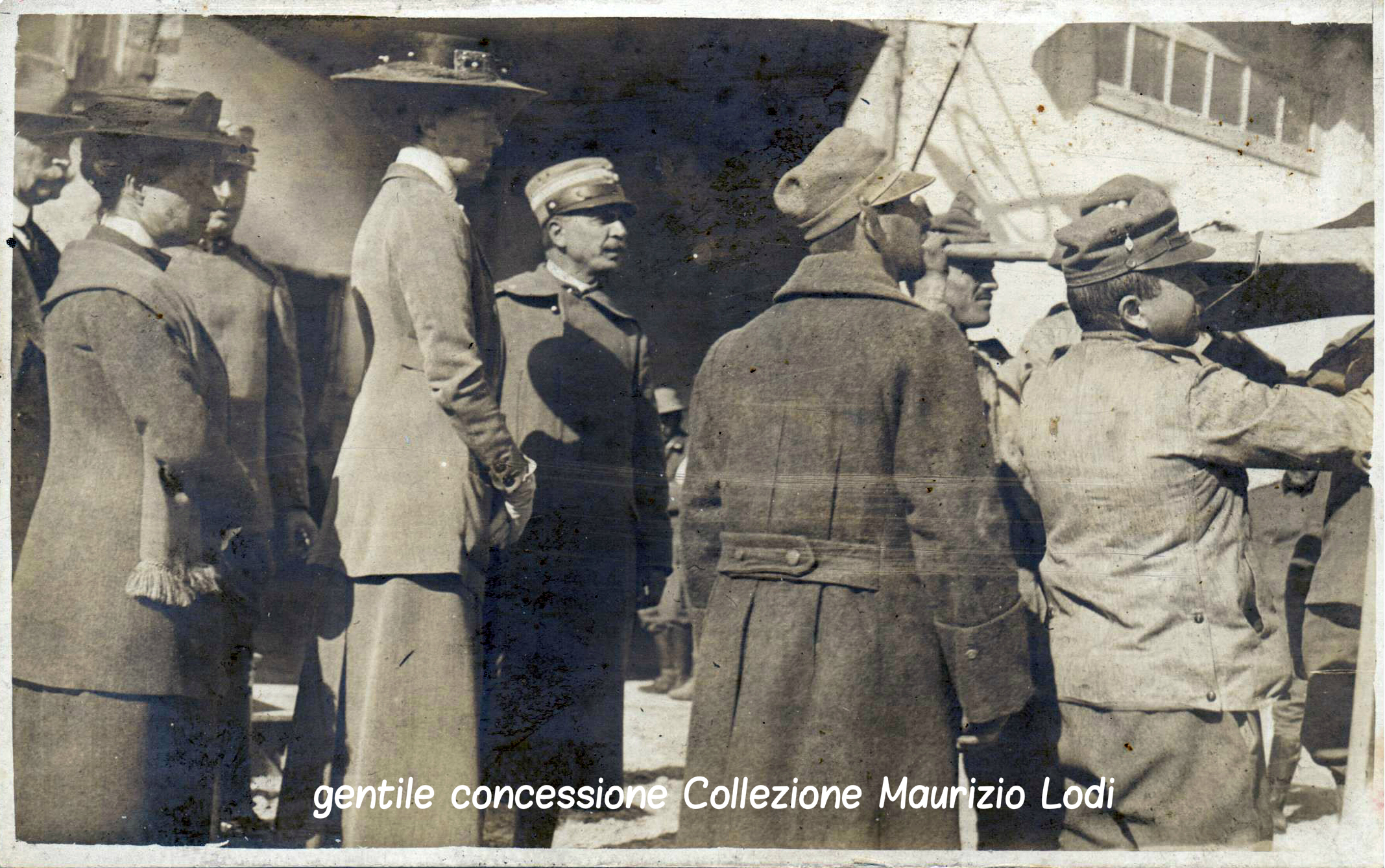 Immagine della Duchessa d'Aosta Elena d'Orleans in visita al centro di assistenza di Villa Dora (1916)