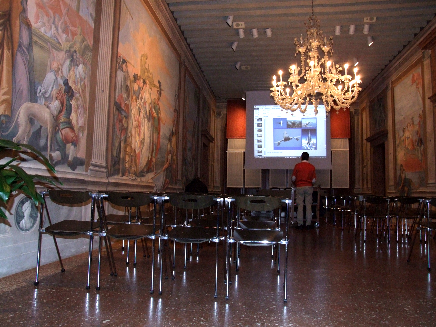 02 - la sala conferenze della Libreria di Palazzo Roberti.JPG