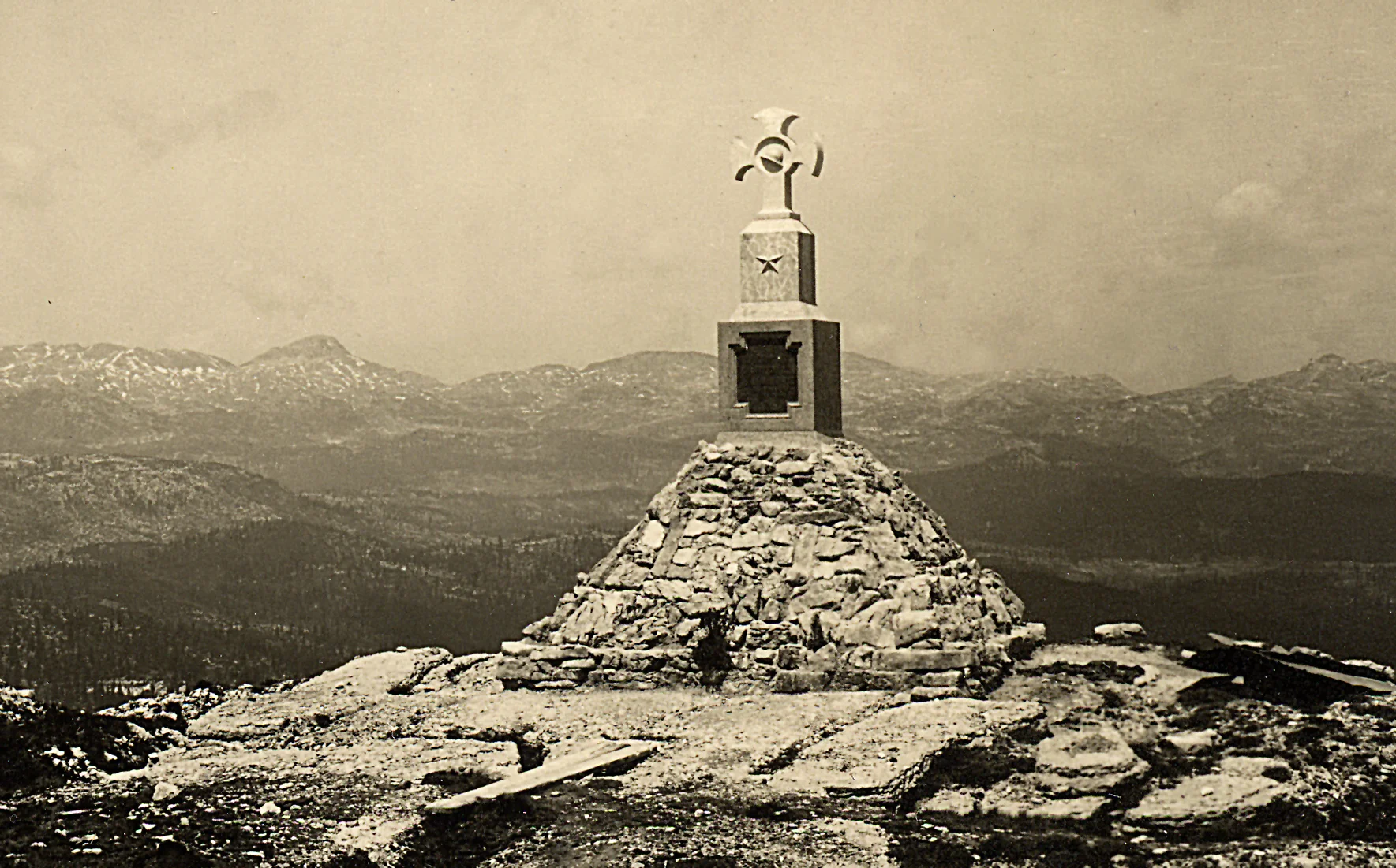 02 - Monumento sul M. Castelgomberto in memoria del Gen. Euclide Turba in una foto degli anni 30 - ASDM.jpg