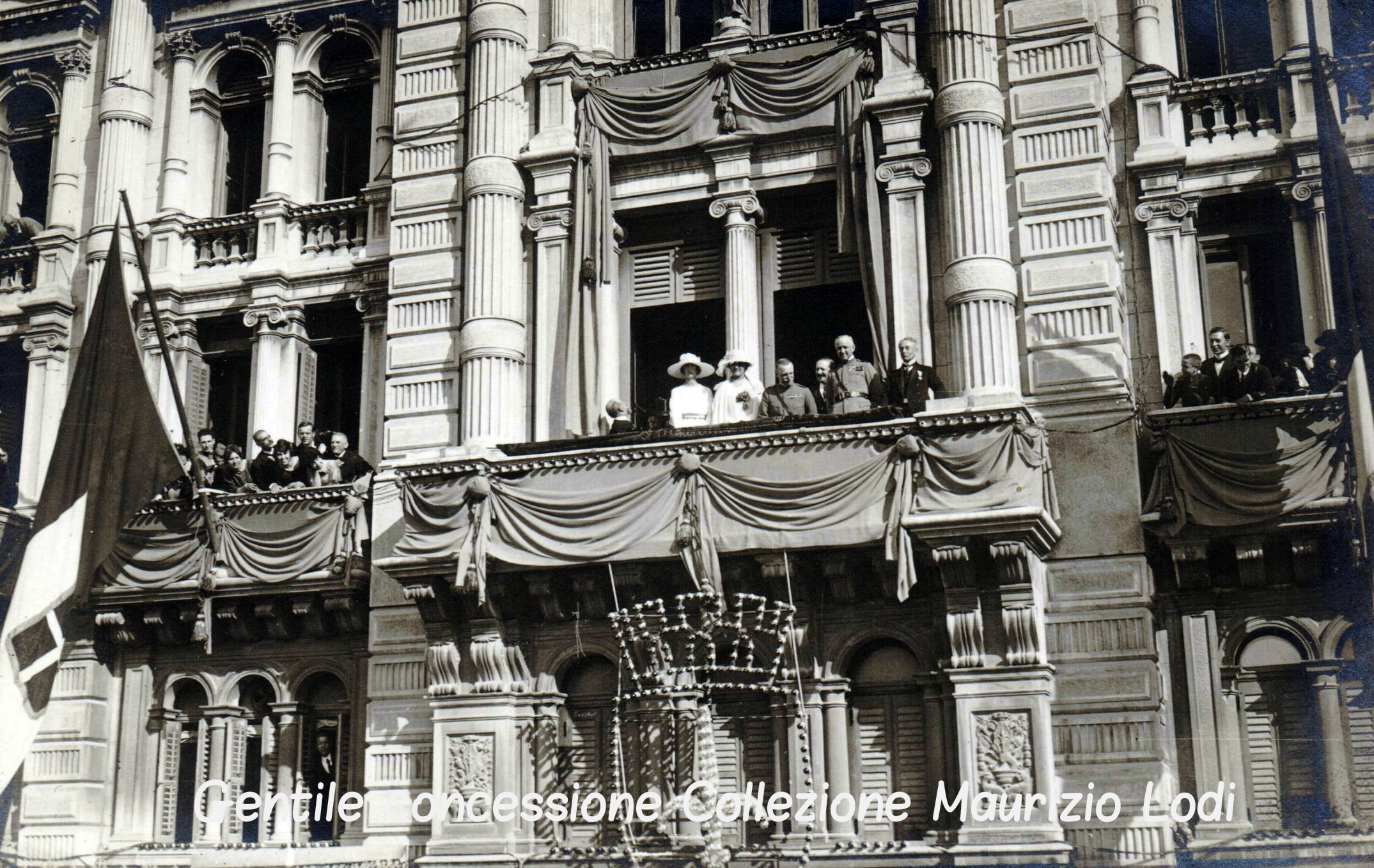 Trieste 21 maggio 1922: saluto della folla festeggiante alle LL.MM . Vittorio Emanuele III alla Regina Elena, alle LL.AA.RR. Emanuele Filiberto di Savoia Duca Aosta e alla Principessa Jolanda