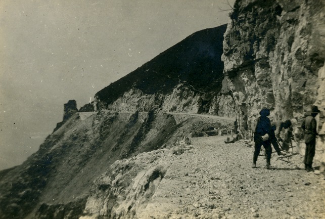  Lavoratori e Soldati del Genio impegnati nella realizzazione di una strada sulle pendici del Monte Grappa
