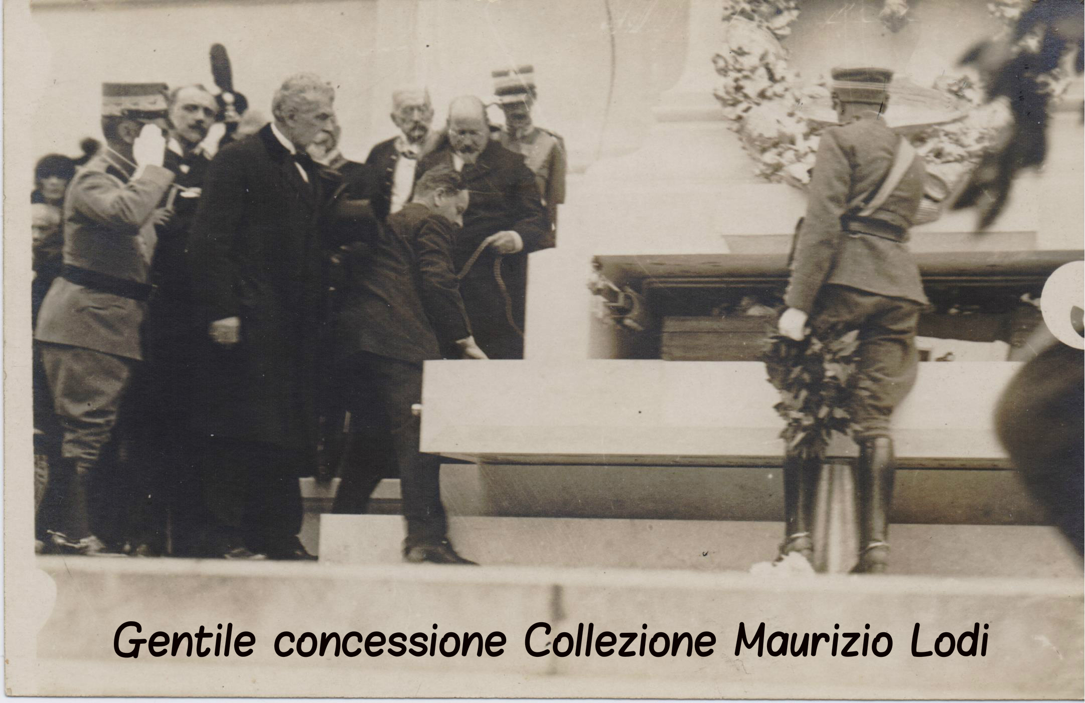 Roma 4 novembre 1921 - Saluto del Re al feretro del Milite Ignoto al Vittoriano