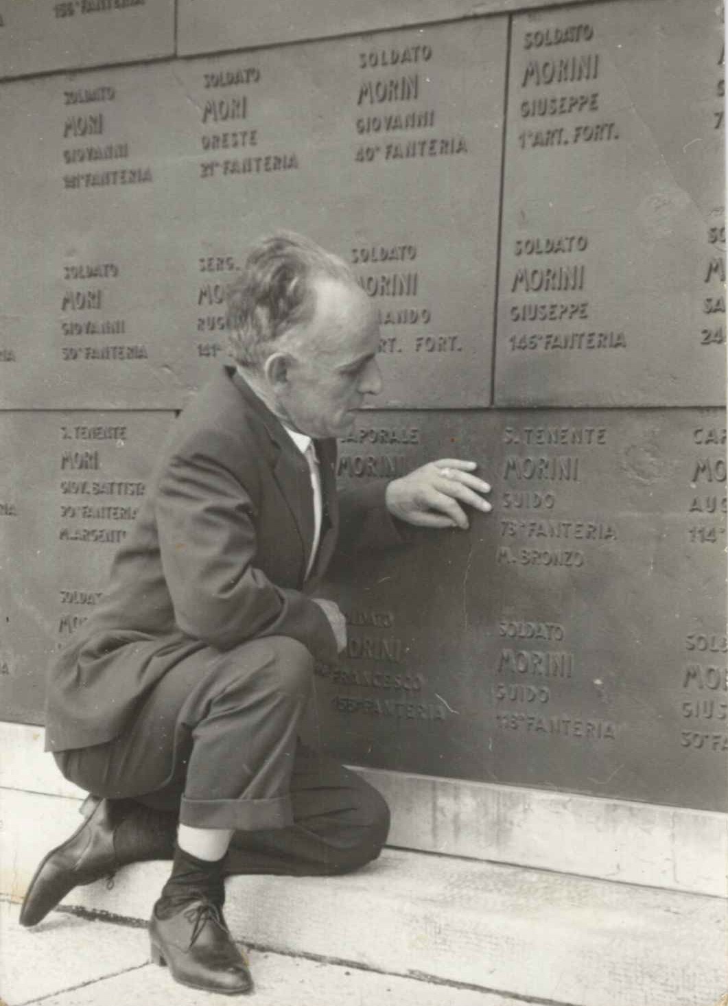 Il padre di Anna Gloria Doretta Ferrari sulla tomba dello zio Ten. Guido Morini (MBVM) a Redipuglia - gentile concessione Anna Gloria Doretta Ferrari