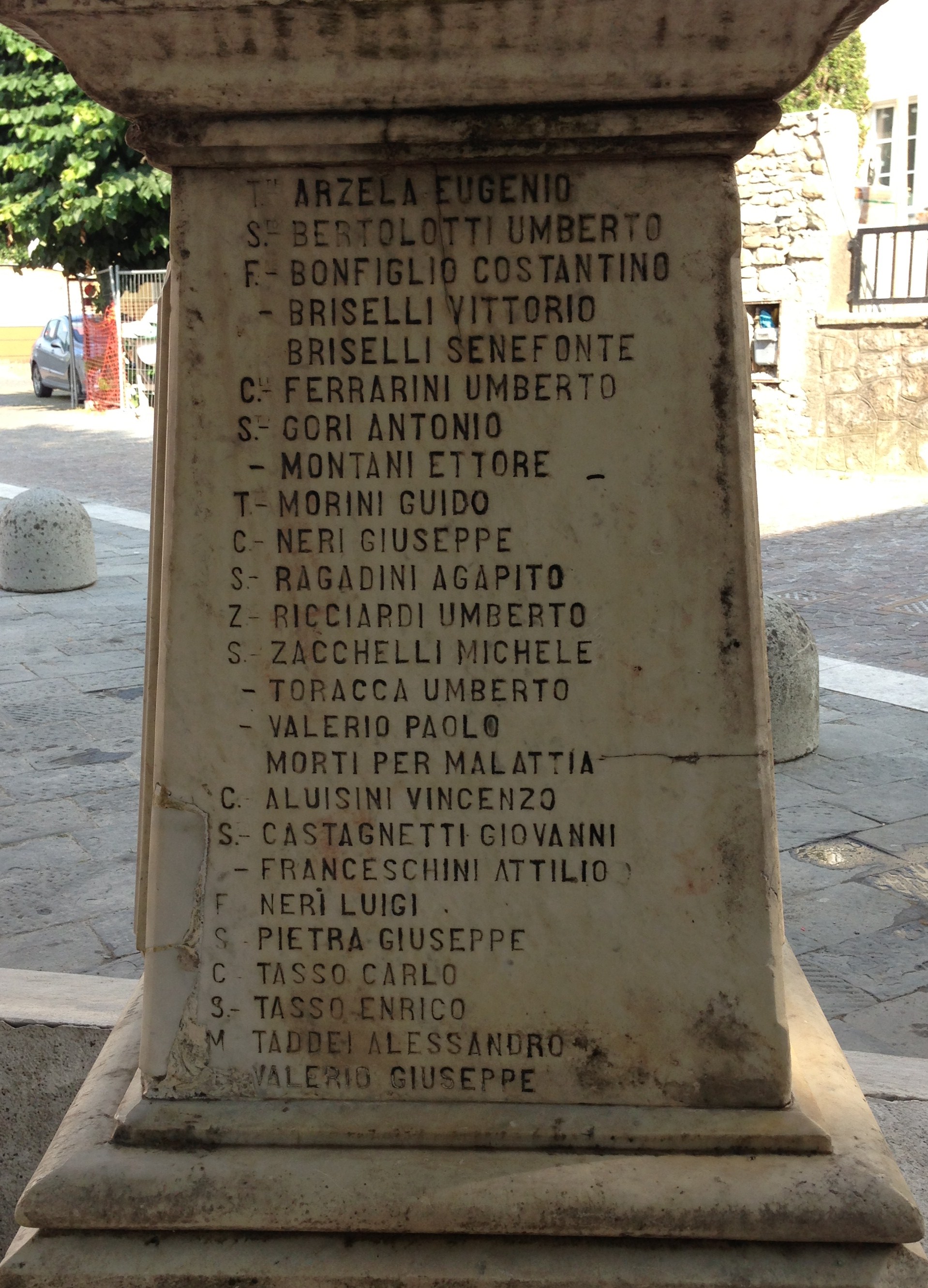 Sopra: il capitello con i nomi dei Caduti di S. Stefano Magra (fotografia di Stefano Aluisini)