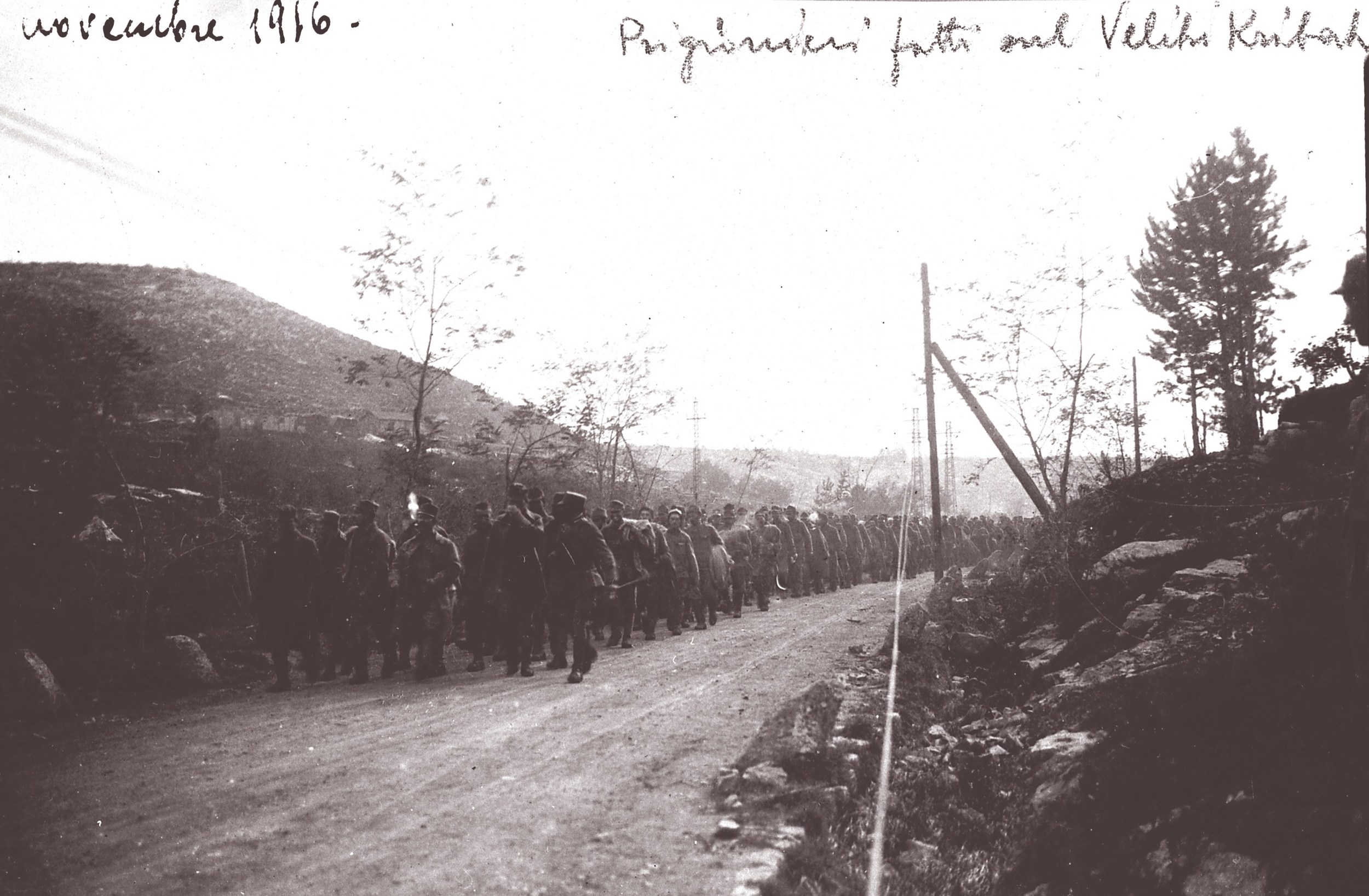 Rara fotografia scattata pochi giorni dopo sul Veliki Hribach (o Kribak) di una colonna di prigionieri