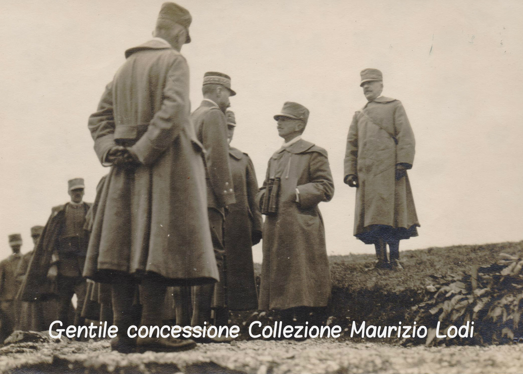 il Gen. Henri Gourad insieme al Re e al Duca d'Aosta durante una visita del fronte nella 3^Battaglia dell'Isonzo 1915 (c).jpg