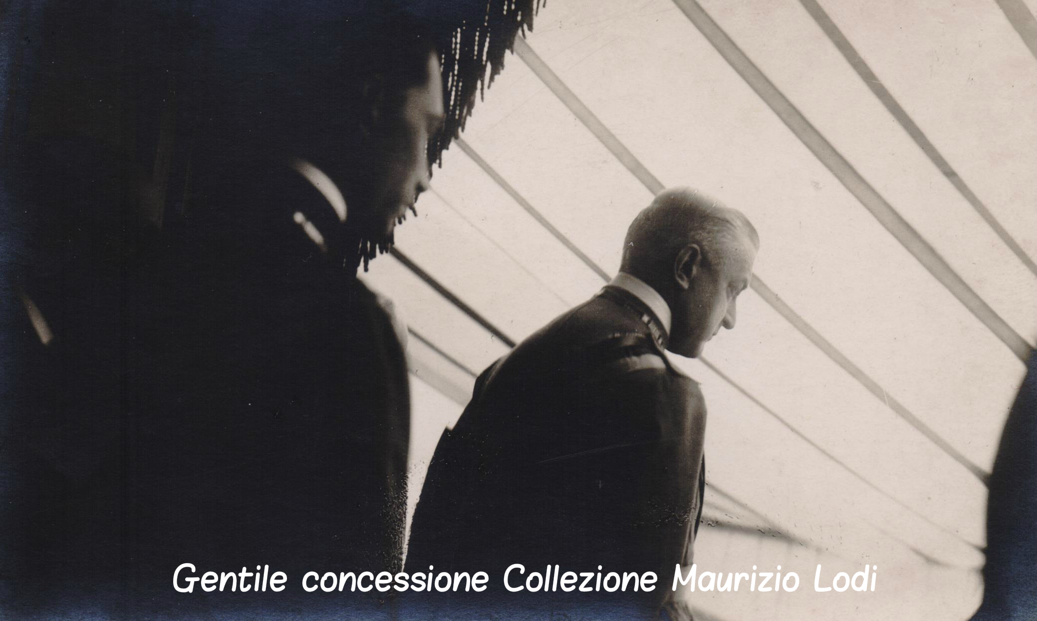Moncalieri 26 giugno 1921: saluto alla folla di S.A.R. Emanuele Filiberto di Savoia Duca Aosta dopo la cerimonia di inaugurazione della lapide ai Caduti di tutte le guerre presso il Real Collegio "Carlo Alberto"
