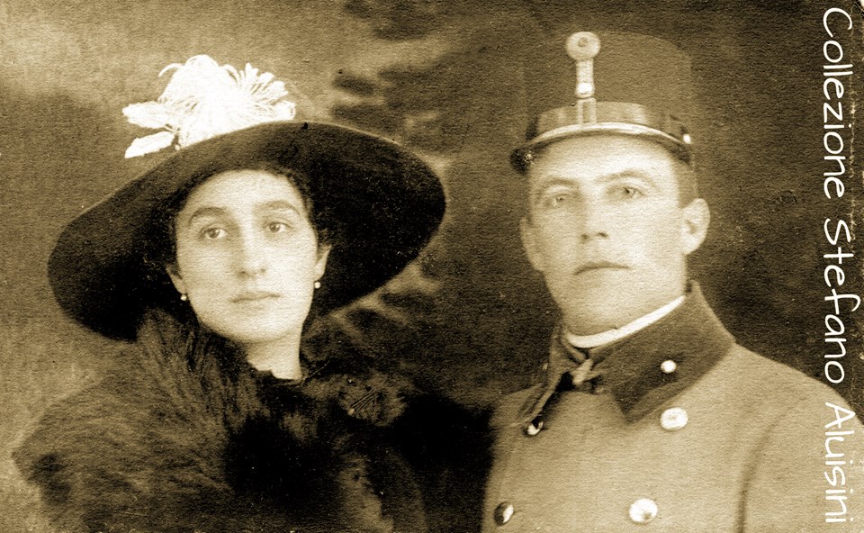 Marzo del 1918: lei si chiamava Vittoria, una ragazza di origini italiane nel giorno del suo matrimonio. Non sappiamo nulla di più, solo questa immagine che resta sospesa nel tempo come lo sguardo dei due giovani.