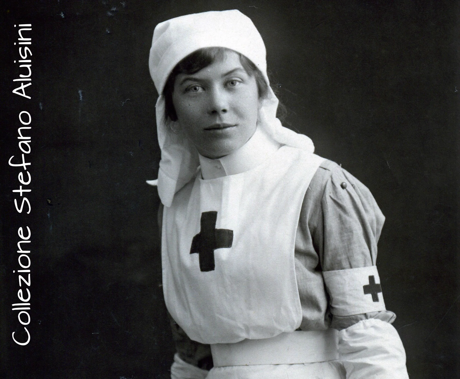 Sopra: World War I Nurse - Bolton Lancashire - Van Ralty Studios - Infermiera volontaria britannica, probabilmente in servizio in uno degli ospedali della zona: Bolton Infirmary, Townleys (Bolton General Hospital), Watermillock, Blair Hospital, Green Bank House o Crompton Fold (Stefano Aluisini) A destra: giovane militare Austroungarico sconosciuto, decorato al Valore