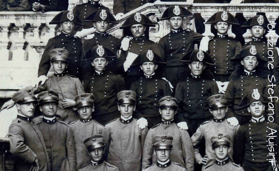 Sopra: giovanissimi Carabinieri ritratti i loro istruttori; sono poco più che adolescenti. A destra: ciò che la Grande Guerra farà di loro: valorosi Ufficiali e Sottufficiali.