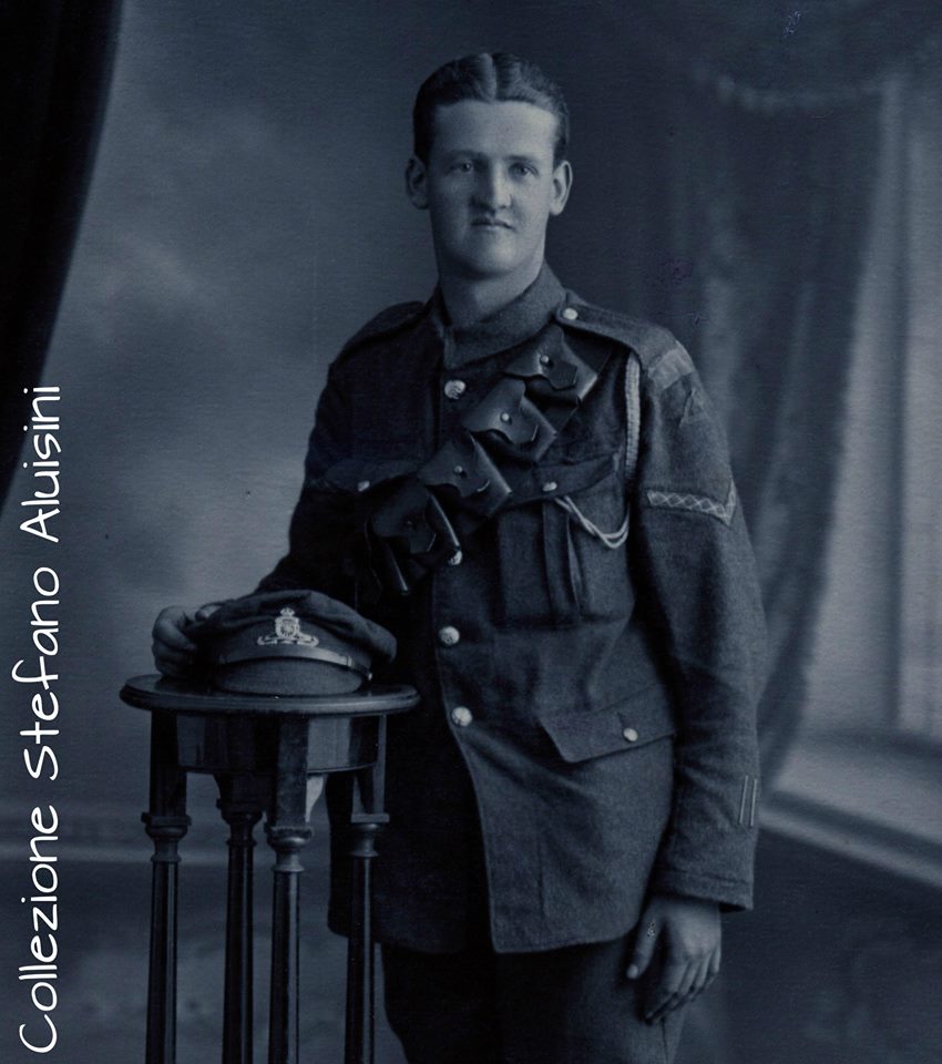 Sopra: Artigliere del Royal Regiment of Artillery - Il nastro sotto il fregio sul berretto recita: "Quo Fas Et Gloria Ducunt" ovvero "Where Right And Glory Lead" - Dove il giusto e la gloria conducono – il giovane è stato ferito due volte al braccio sinistro - foto acquistata in Gran Bretagna (Stefano Aluisini e Paolo Terzi)