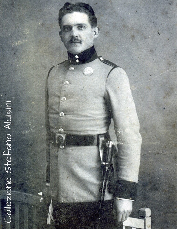 Sopra: Korporal di un reggimento di fanteria “Tedesco” dell’esercito comune. Indossa il Rock, giacca da parata ante 1908 usata in particolari solennità o per parate militari. Ad esempio nel 1914 la indossavano le truppe che parteciparono ai funerali di Franz Ferdinand e consorte. Il distintivo di specialità è uno Tätikgskeit Abzeichen, detto anche "Kokarde" - fotografia proveniente dalla Slovenia (lettura di Roberto Todero – Storico)