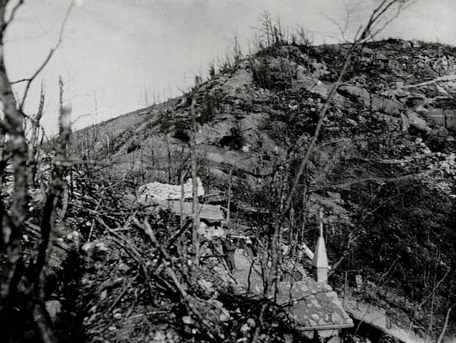 Quota 588 e la selletta sottostante. Si vede il muro di sacchetti a terra eretto dagli alpini del Val Dora il 28 agosto 1915.