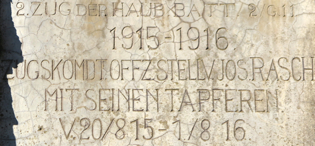 Targa a ricordo di una batteria di obici imperiali schierati sul Cvetje (Santa Lucia) il 20 agosto 1915.