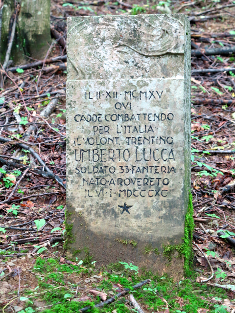La lapide del volontario trentino Umberto Lucca, soldato del 93° della Messina.