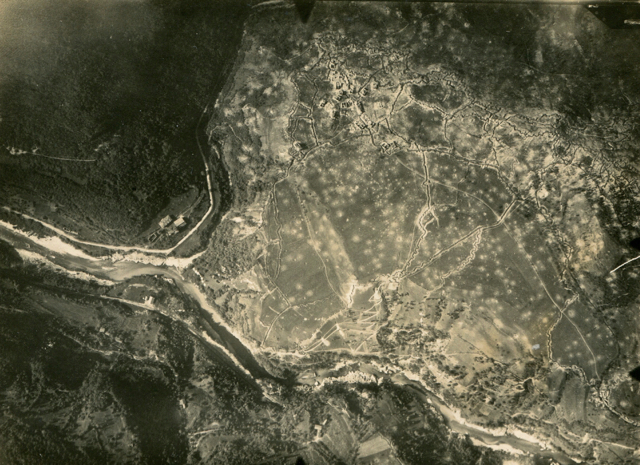 Fotografia aerea delle linee del costone dal paese di Selo, in alto a sinistra, fino a quota 588, a destra.