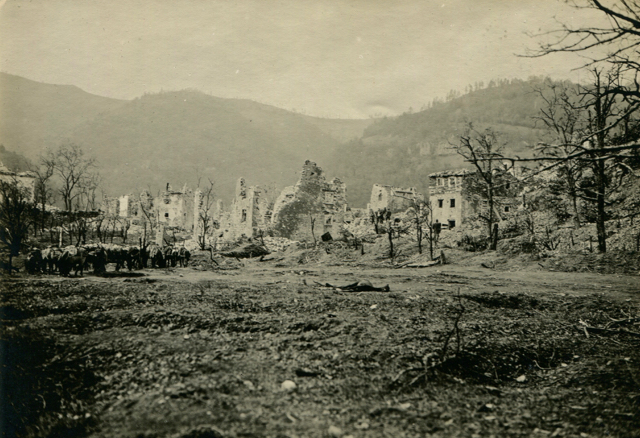Rovine del paese di Selo dopo la battaglia.