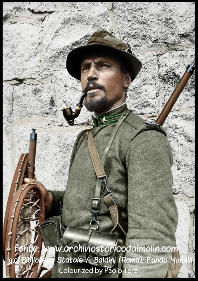 Una splendida rivisitazione a colori del ritratto di un Alpino delle 265^ Cp Battaglione Alpini Val Cismon - una moderna lettura estremamente coinvolgente dell'immagine originale custodita presso il Fondo Monelli della Biblioteca Baldini in Roma - riletta così magistralmente dal fotografo Paolo Terzi.