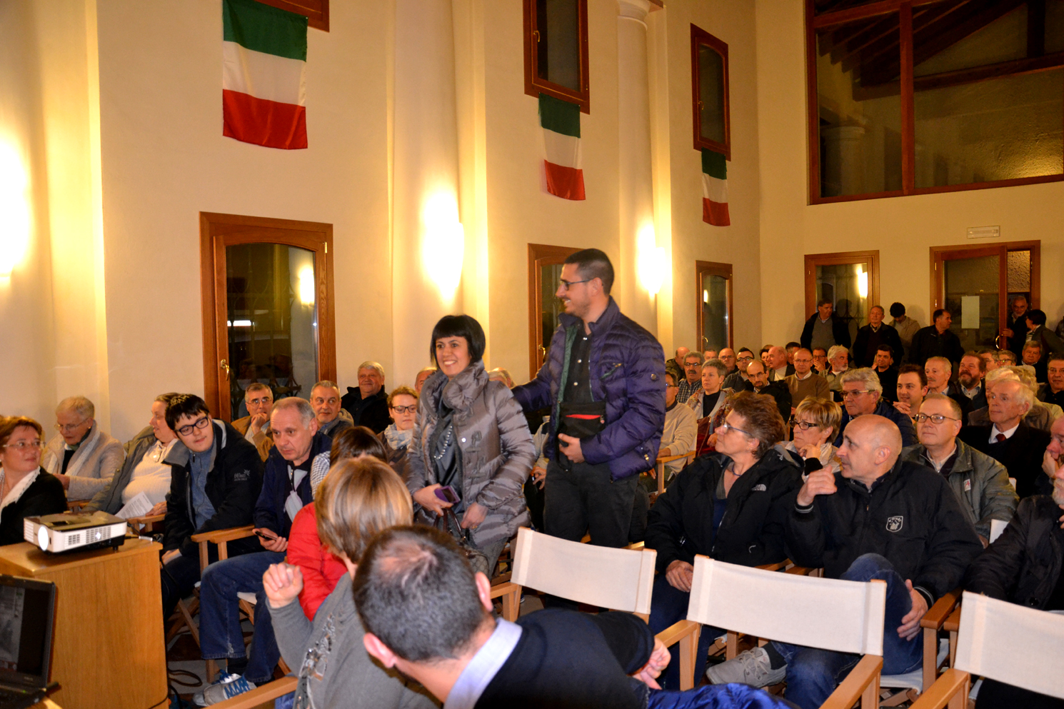 07 - arrivo Manuela Cabboi col marito Sandro e la figlia Gaia tra la sorpresa del pubblico che si domanda chi siano.JPG