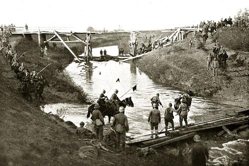  1918: soldati del Genio aprono la strada oltre il Monticano alla Cavalleria lanciata all'inseguimento del nemico