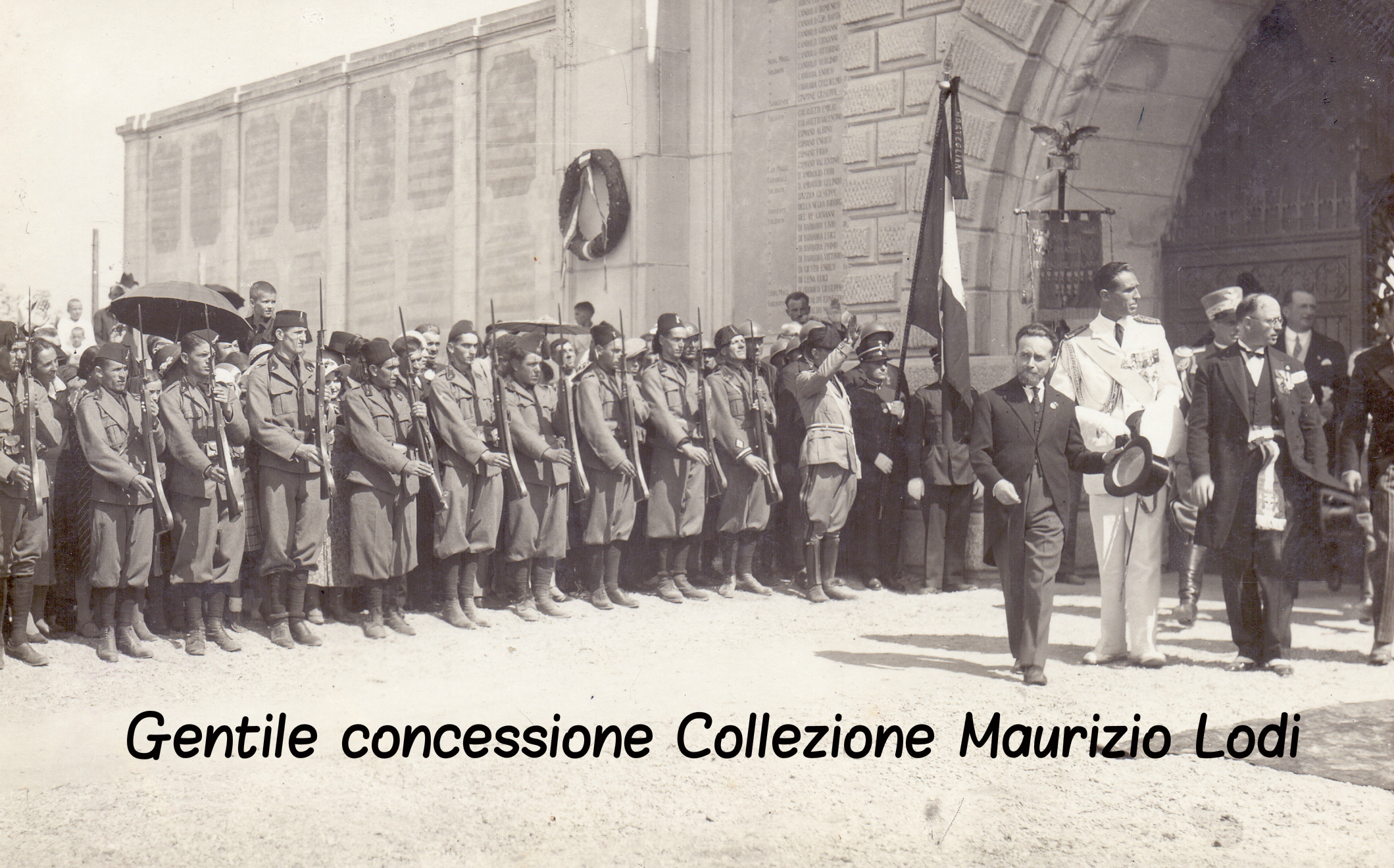 Mortegliano (Ud) 28 agosto 1932 S.A.R. Amedeo di Savoia Duca Aosta inaugurazione Monumento ai Caduti e del Parco della Rimembranza (c).jpg