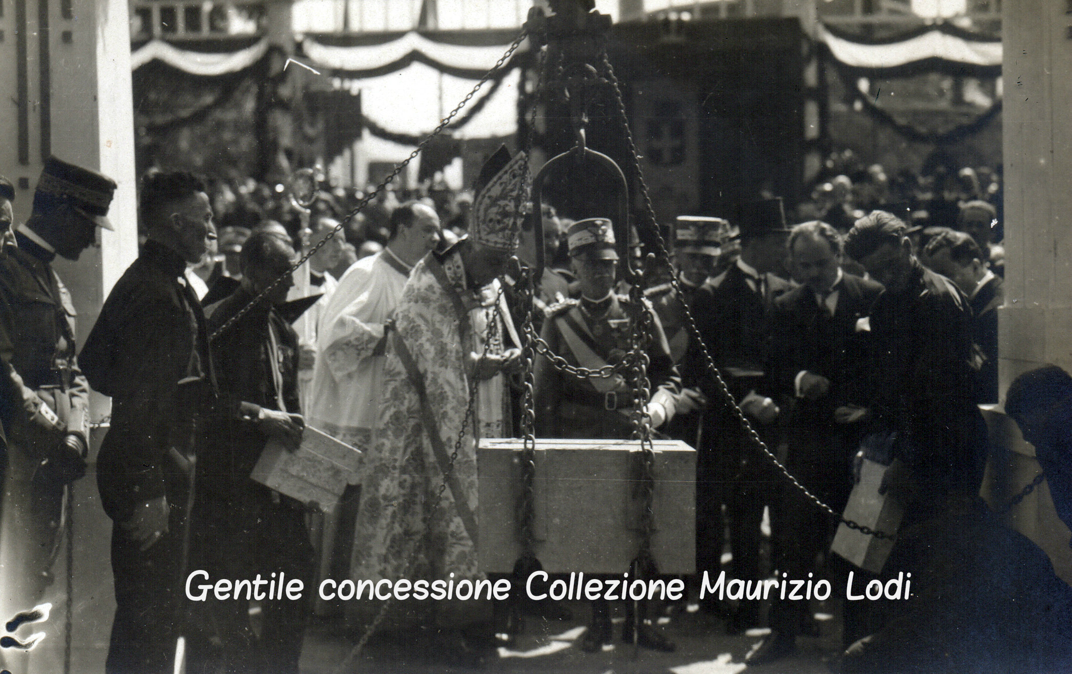 Bolzano 12 luglio 1926 Nel Decimo Anniversario del Martirio di Cesare Battisti e Fabio Filzi S.M. il Re posa la prima pietra del Monumento alla Vittoria (c).jpg