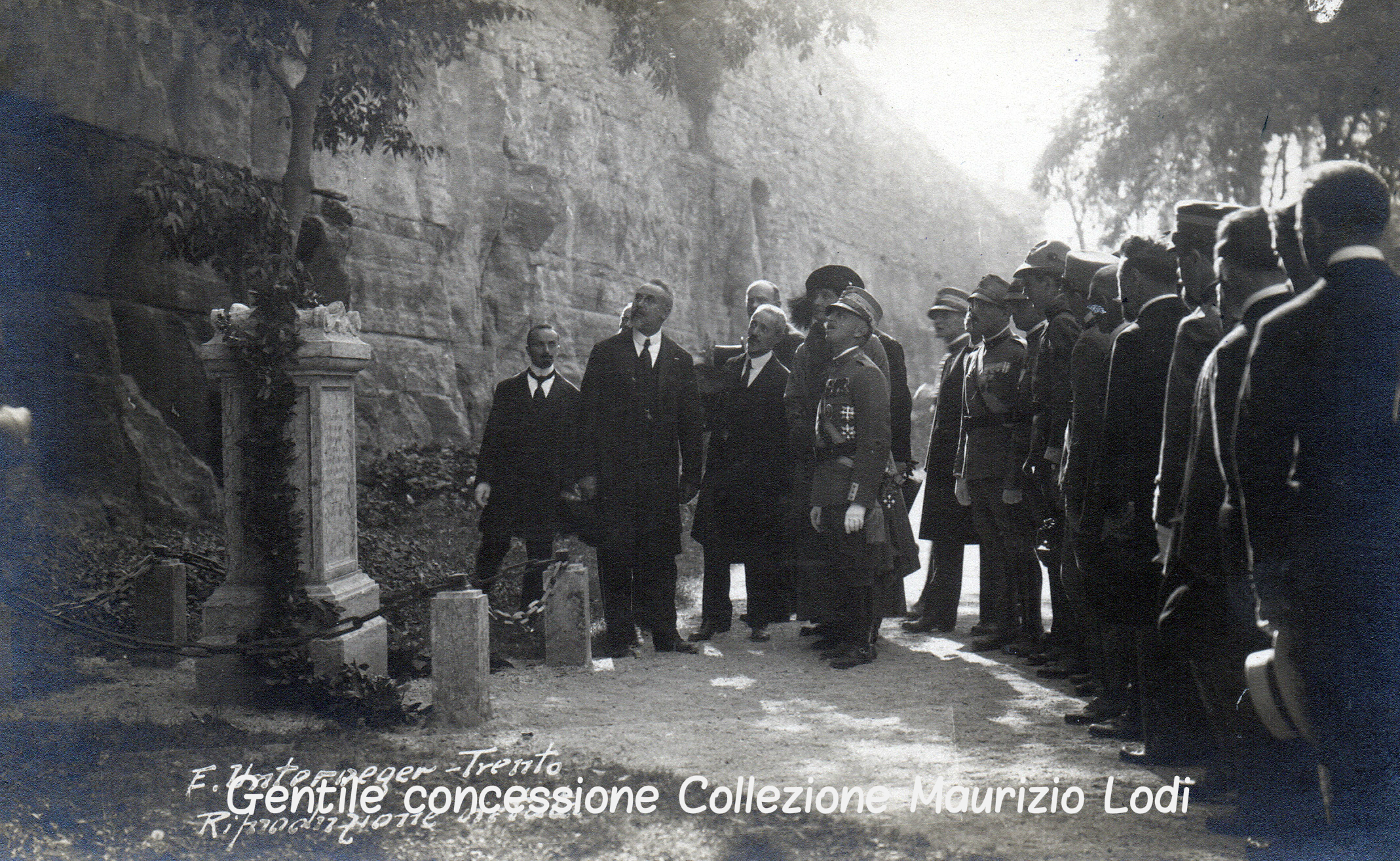 Rovereto 12 ottobre 1921 rimozione del marmo raffigurante l'Aquila Asburgica con il lapideo raffigurante il Leone di San Marco alla presenza di S (c).jpg