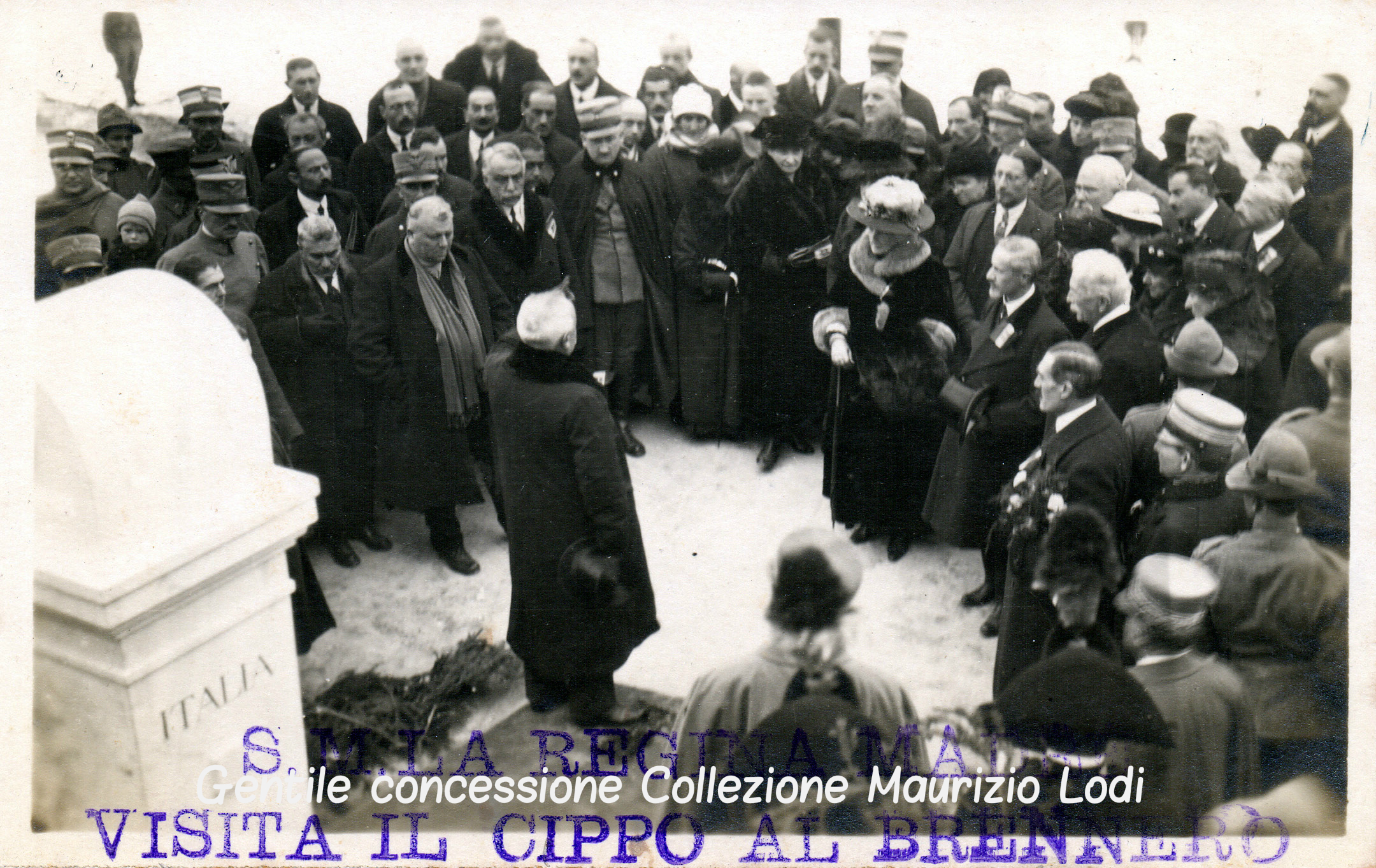 Alto Adige Tirolo Redento 13 novembre 1921 visita della Regina Madre Margherita di Savoia al nuovo cippo confinario italoaustriaco al Brennero d'Italia (c).jpg