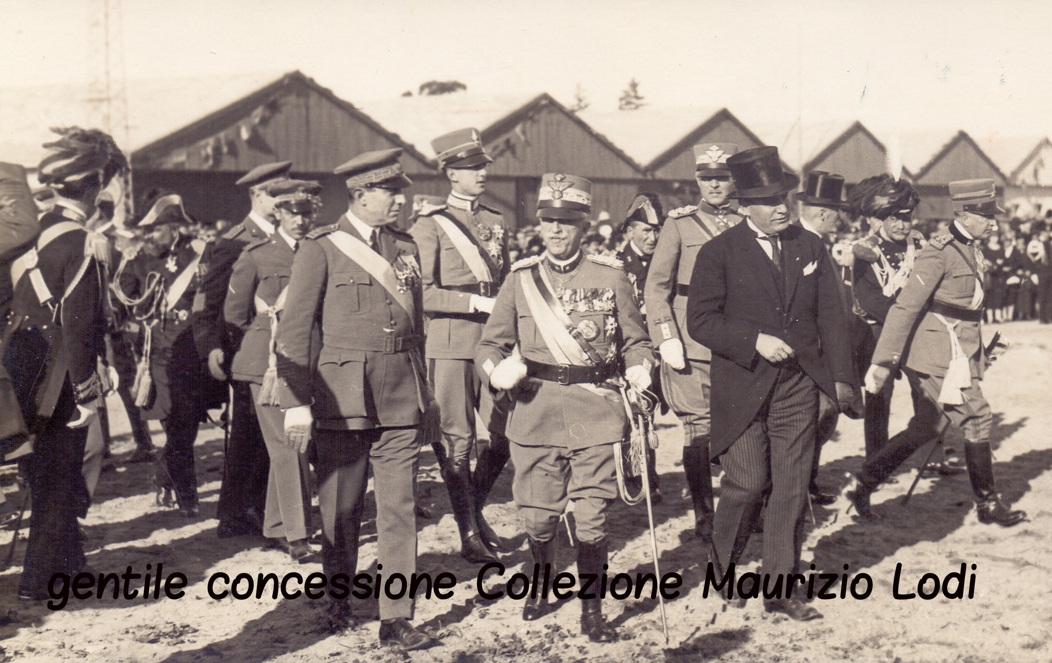 S.M. il Re e S.A.R. il Principe Ereditario accompagnati da S.E. Benito Mussolini alla Rivista Aerea a Centocelle 4 novembre 1924.jpg