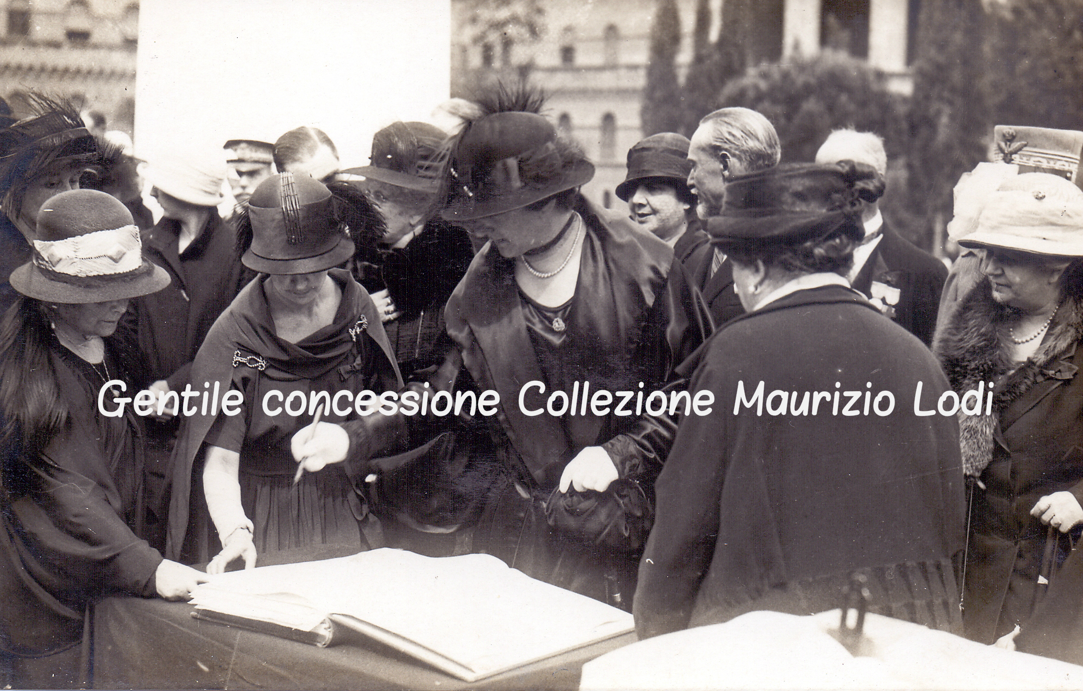 Roma 4 novembre 1924 Regina Madre e la Regina Elena petizione Monumento alle Madri e Vedove dei Caduti della Grande Guerra 1c.jpg