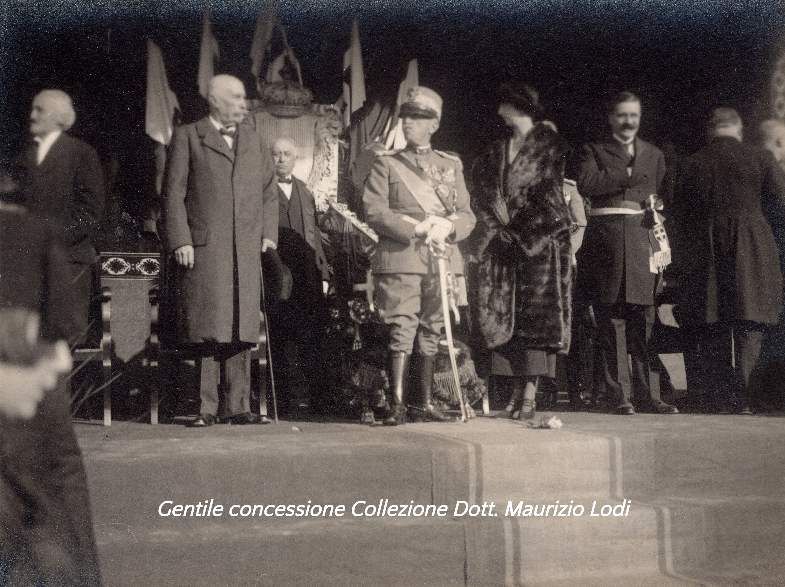 Pinerolo (TO) 4 novembre 1923 inaug mon caduti gg alla Re Jolanda di Savoia e  Giovanni Giolitti 1 - Copia.jpg