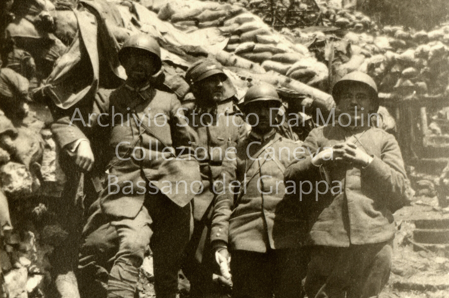 69 - Il capitano Emilio Lussu e colleghi ufficiali in linea sullo Zebio.JPG