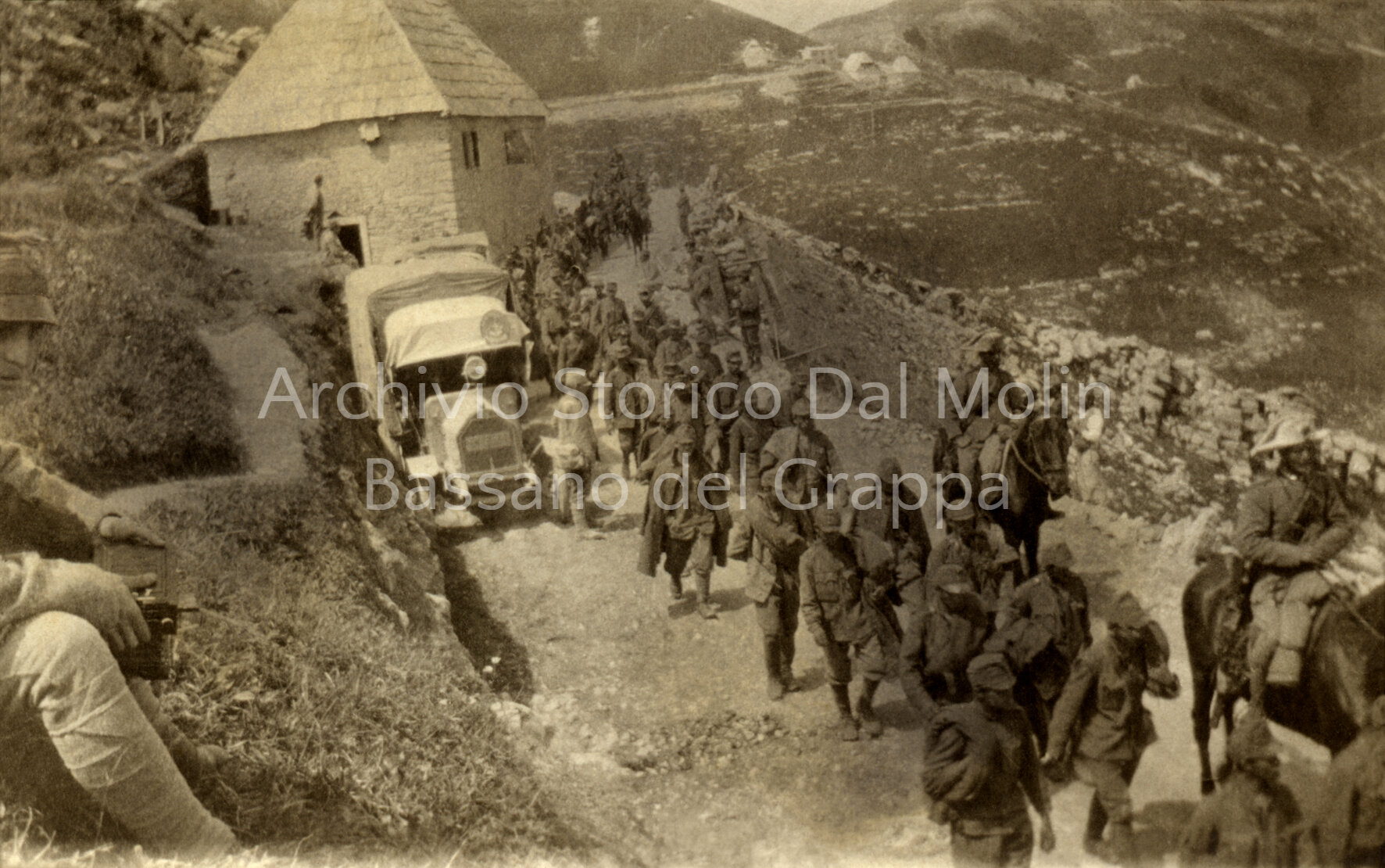 08 - prigionieri austriaci dell'ortigara passano in località Ornega ai piedi del M. Lisser - ASDM.JPG