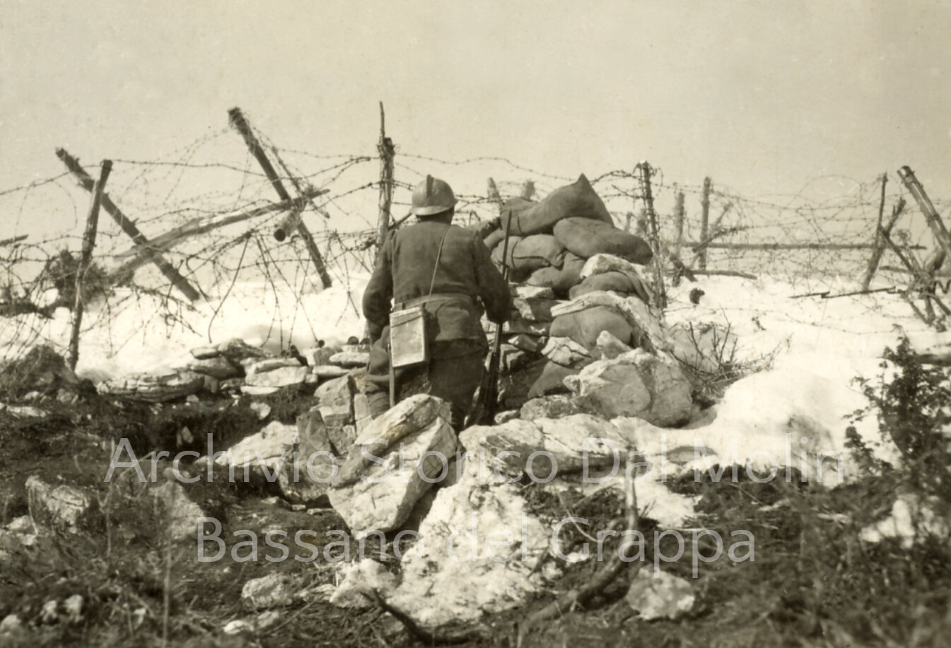 08 - Vedetta italiana in una  trincea di prima linea sul Pertica - ASDM.JPG